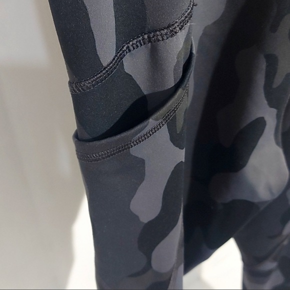 Old Navy Women's Elevate Go Dry High Waist Leggings Camo Print Size M - Picture 2 of 5